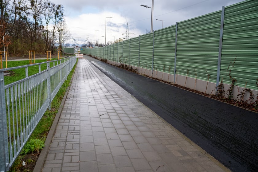 Przybywa asfaltu na kolejnych odcinkach drogi rowerowej na alei Wielkiej Wyspy.